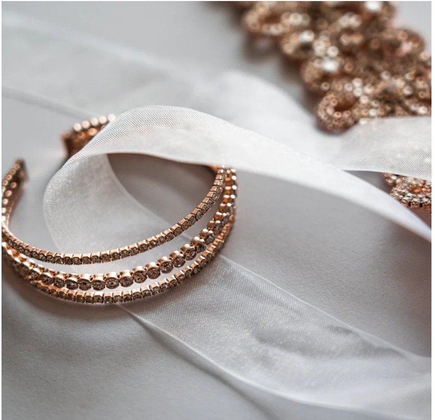 Stone embedded gold jewellery with gemstones