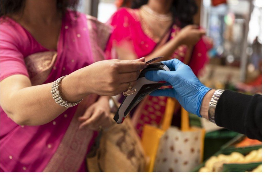 Customer selling gold jewellery after finance release